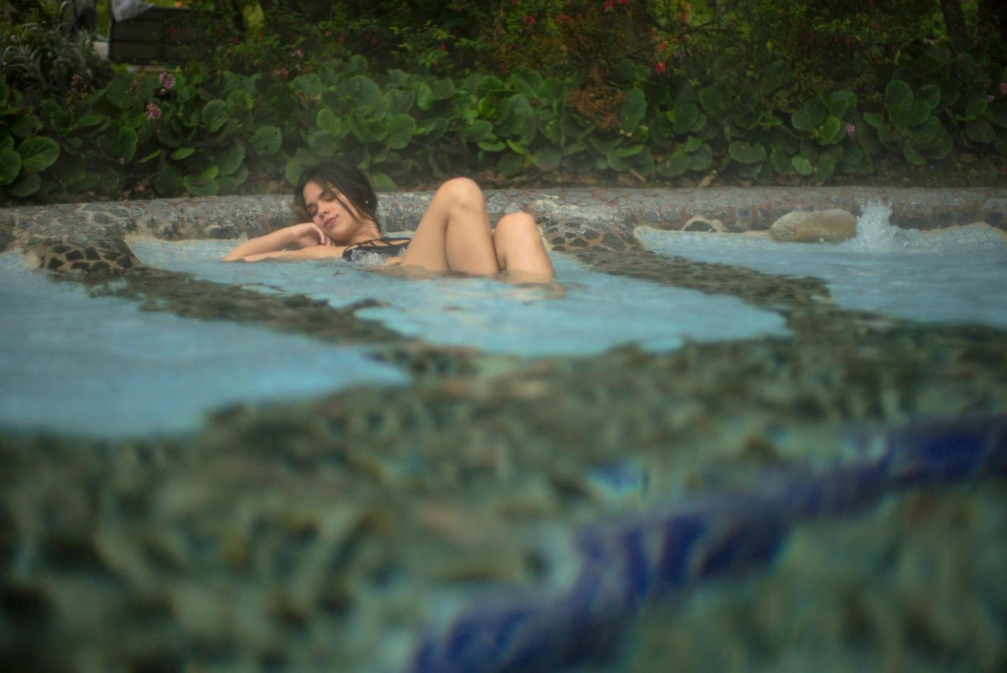 Termas De Papallacta Eksteriør bilde A woman bathing in the hot springs