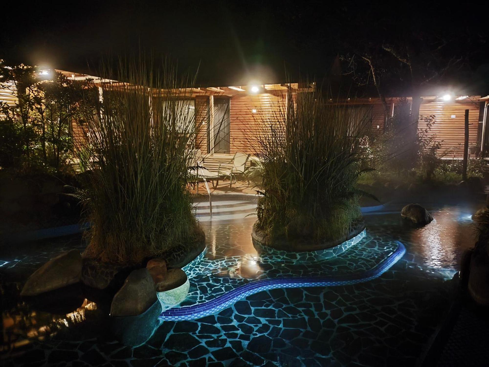 Termas De Papallacta Eksteriør bilde The hot springs at night