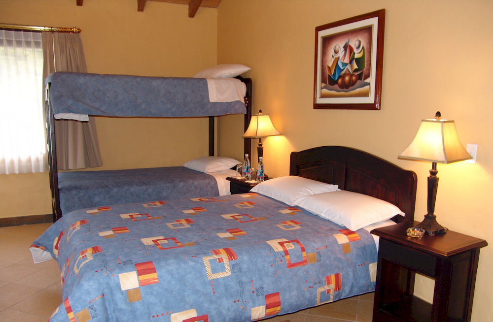 Termas De Papallacta Eksteriør bilde A bunk bed with a double bed